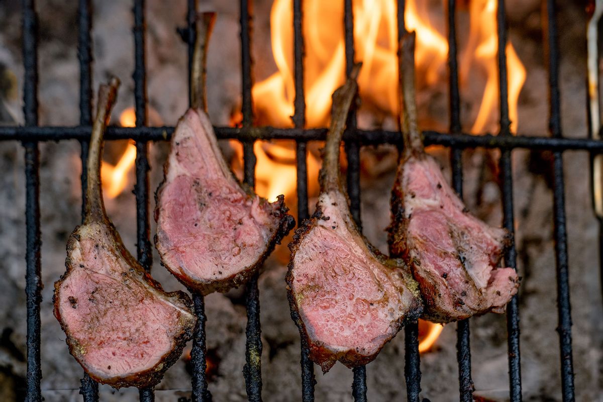 Charcoal Grilled Lamb Chops (Getty Images/grandriver)